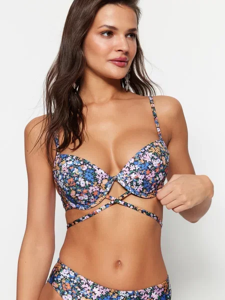 Top Trendyol cu model floral cu legături negru