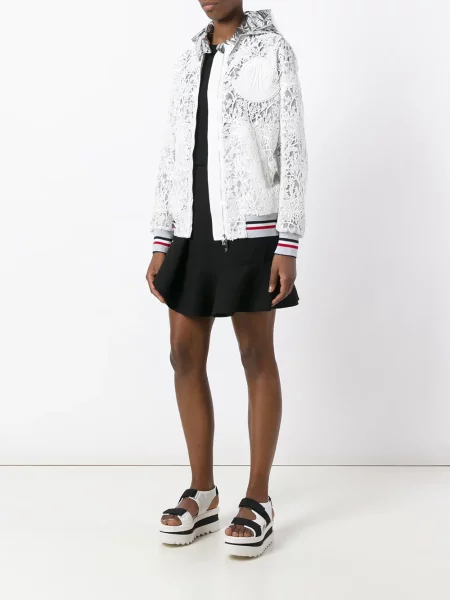 Geacă Moncler Gamme Rouge cu broderie cu glugă alb