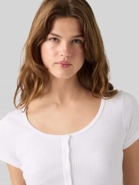 T-shirt o kroju slim fit z mieszanki bawełny Levi's biała
