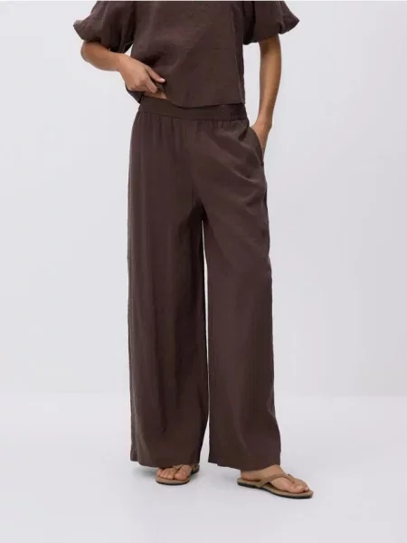 Reserved Pantaloni loose fit cu modal maro