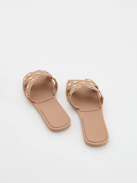 Тапочки Reserved с заклепками бежевые
