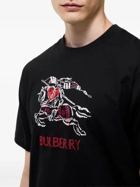 Тениска Burberry със сърца черно