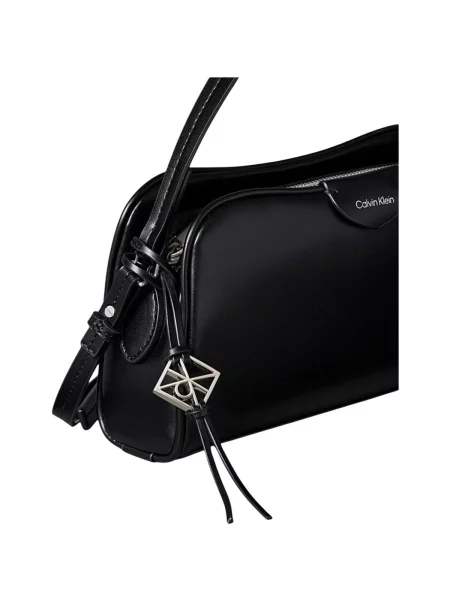 Calvin Klein Kabelka Emblem Trio Top Handle Camera Ba čierna