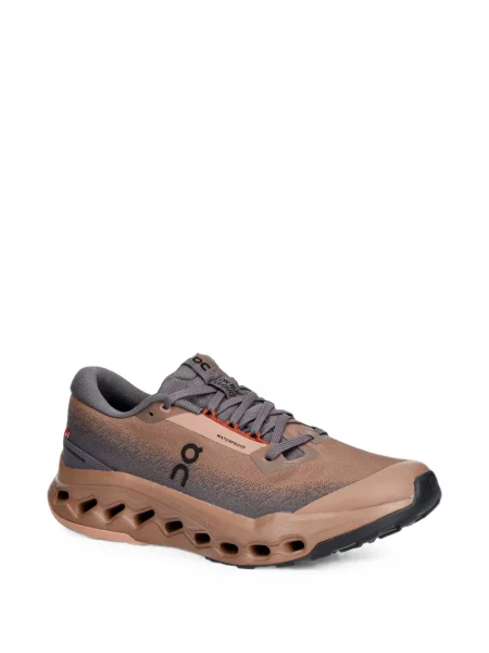Impermeabil sneakerși On maro