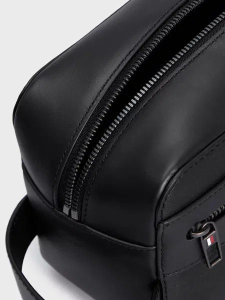 Кожаная косметичка Tommy Hilfiger в деловом стиле черная