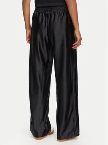 Adidas Hlače iz tkanine Essentials Satin črna