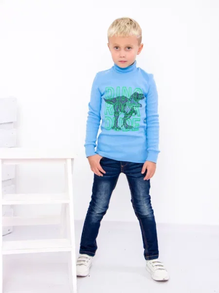 Гольф водолазка носи своє голубая