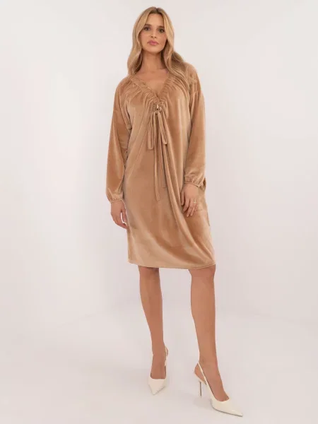 Rochie maxi Fashionhunters din velur cu mâneci lungi lungă maro