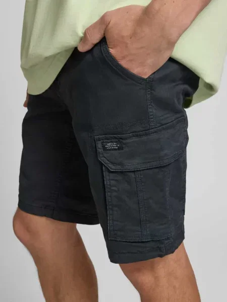 Szorty o kroju regular fit z cargo Blend czarne