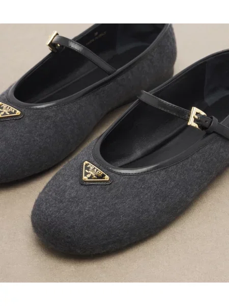 Pantofi cu toc Prada din piele gri