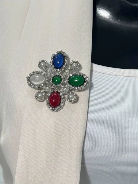 Brosa Kesi cu model floral argintiu