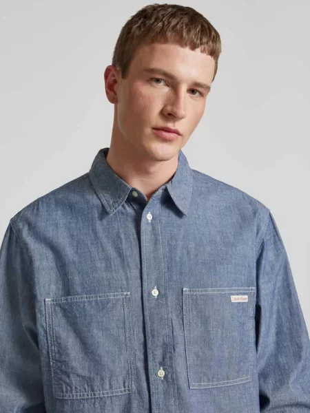 Koszula jeansowa o kroju regular fit z detalem z logo model ‘EASY CHAMBRAY’ Calvin Klein Jeans niebieska