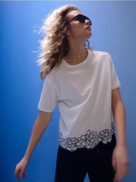 Футболка з вишитим візерунком кремовий