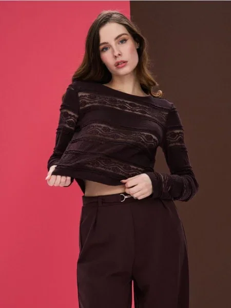 Блузка з ажурною вишивкою коричневий