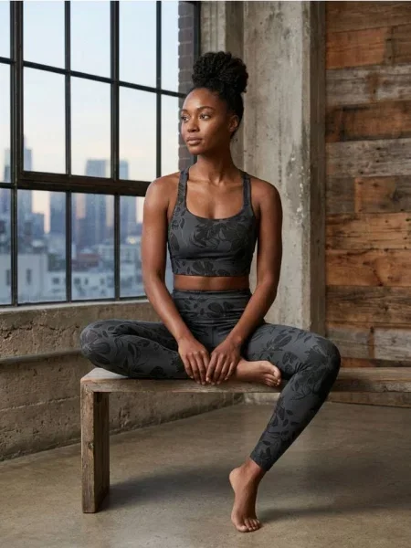 Спортивний топ із квітковим мотивом чорний