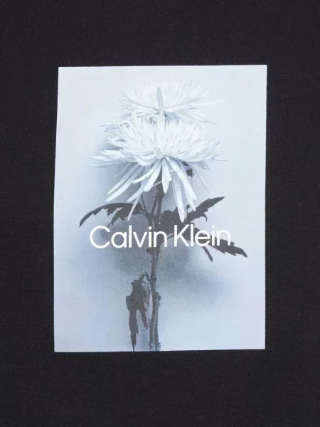 Футболка Calvin Klein Jeans в квіточку чорна