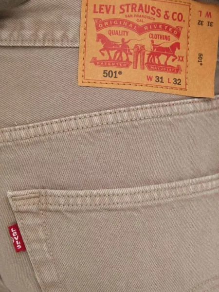 Blugi drepți Levi's® zdrențuiți negru