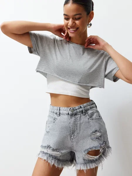 Szorty jeansowe Trendyol z wysoką talią z dziurami szare