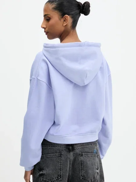 Mikina Tommy Jeans s kapucí s aplikací modrá