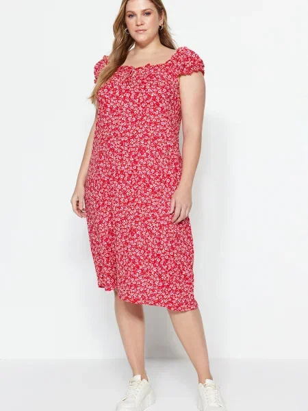 Sukienka midi Trendyol różowa