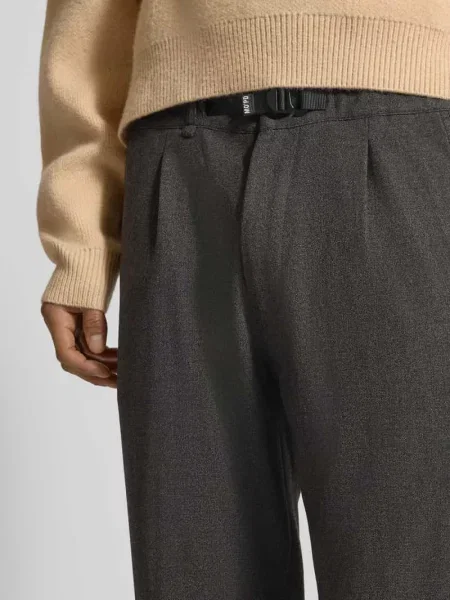 Spodnie z zakładkami w pasie o kroju tapered z dodatkiem Marc O'polo Denim