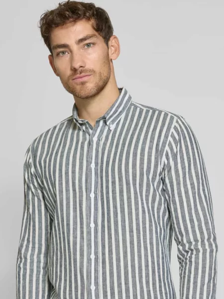 Koszula casualowa o kroju slim fit z kołnierzykiem typu button down Lindbergh granatowa
