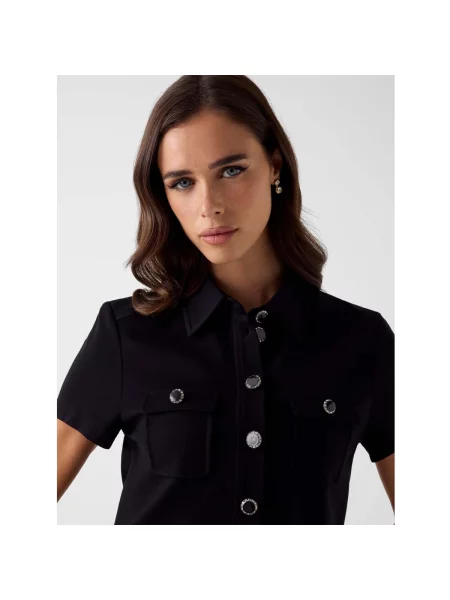 Krátky top Guess s krátkymi rukávmi čierna