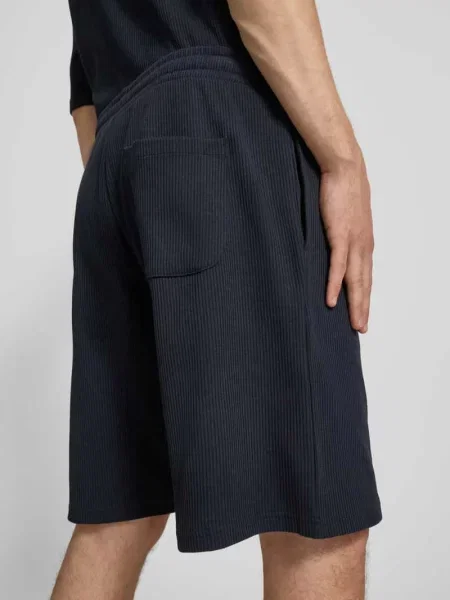 Szorty dresowe o kroju straight fit z fakturowanym wzorem Review czarne