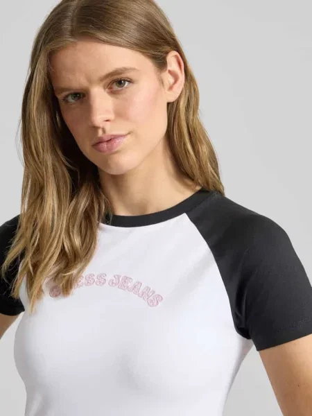 T-shirt o kroju slim fit z okrągłym dekoltem i logo Guess Jeans biała