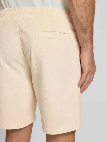 Szorty o kroju regular fit ze sztruksu Mazine białe