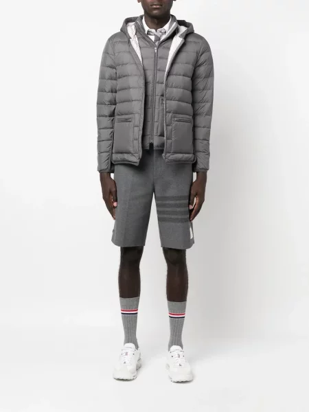 Pūkinė liemenė Thom Browne su plunksnomis izoliuoti pilka