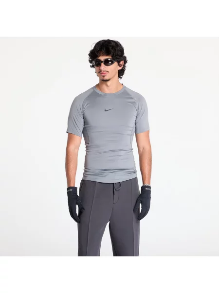 Коротка фітнес футболка Nike чорна