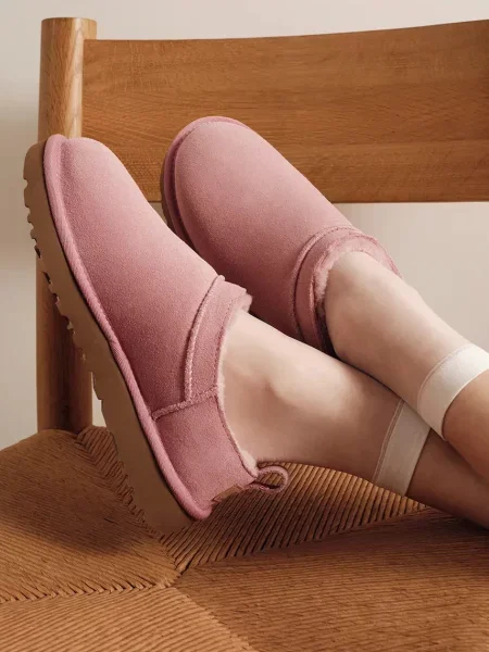 UGG пантофи дамски от велур W Classic Micro розово