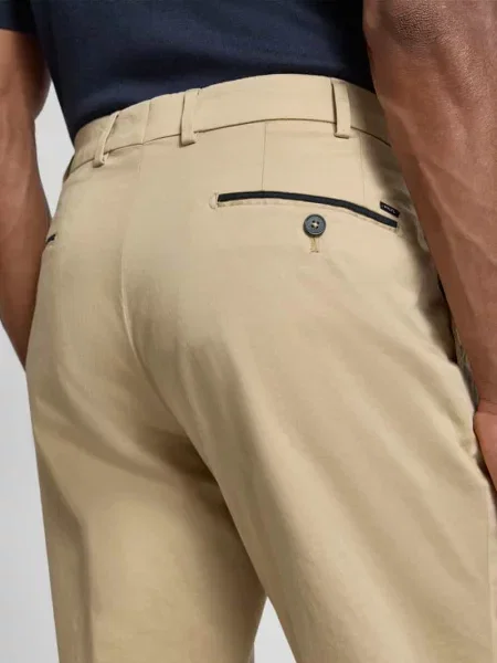 Chinosy o kroju regular fit z wpuszczanymi model Peaker' Hiltl