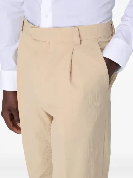 Pantaloni Hugo plisate maro