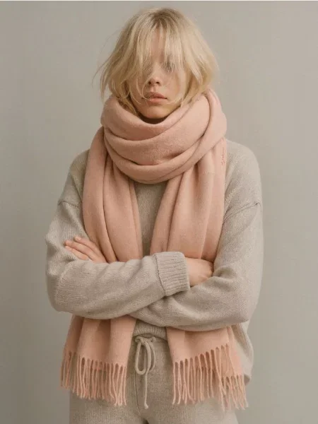 Гладкий шарф з бахромою бежевий