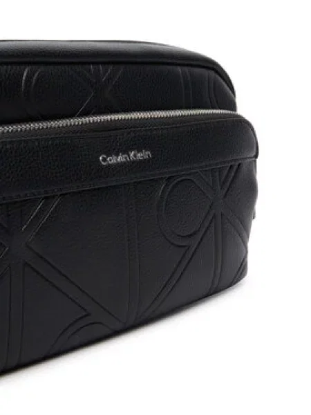 Calvin Klein Crossover torbica Emblem Aop Emboss Camera Bag crna