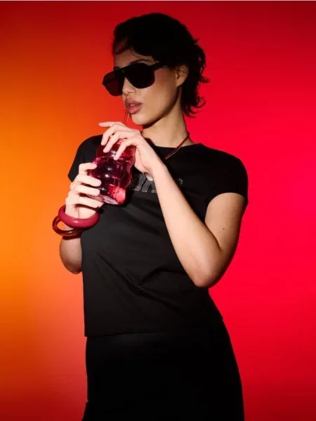 Футболка з блискучим написом "Iconic" чорний