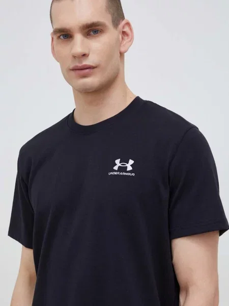 Тениска за трениране Under Armour Logo Embroidered с изчистен дизайн черно