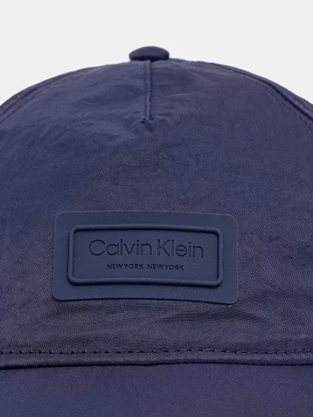 Calvin Klein kapa s šiltom modra