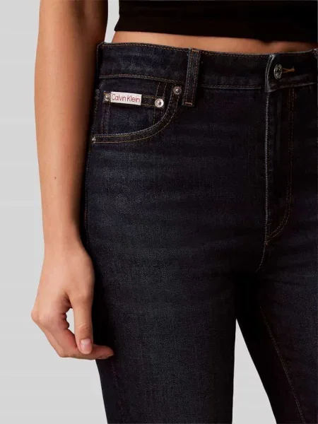 Jeansy o kroju bootcut z czystej bawełny w dark wash Calvin Klein Jeans niebieskie