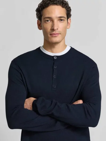 Sweter z dzianiny z kołnierzem henley Drykorn granatowy
