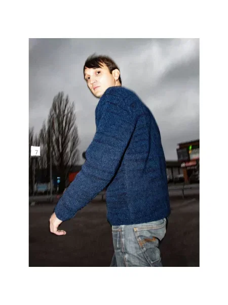 Sweter Nudie Jeans wełniany z okrągłym dekoltem niebieski