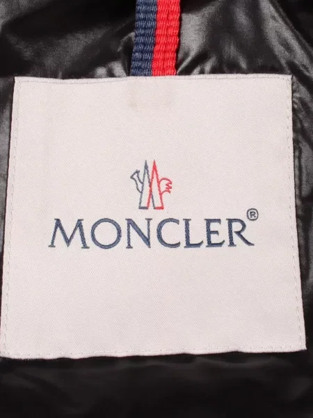 Πουπουλένιο μπουφάν Moncler με κουκούλα μαύρο