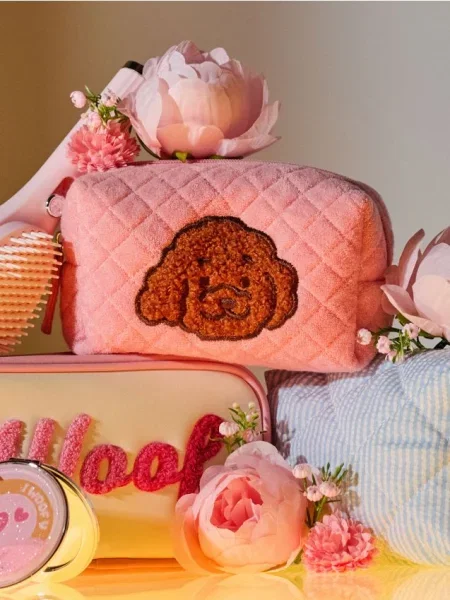 Стьобана косметичка з нашивкою у формі собаки пастельний рожевий