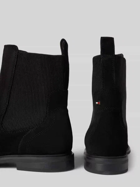 Tommy Hilfiger sztyblety zamszowe FLAG SUEDE CHELSEA BOOT na płaskim czarny