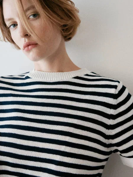 Sweter z łączonych materiałów w paski Kobieta S MANGO granatowy