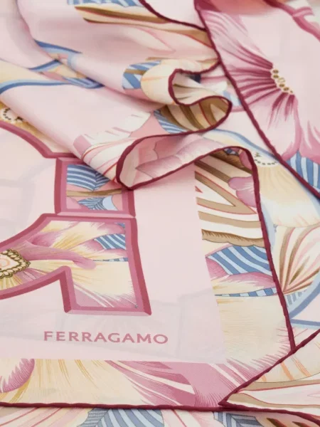 Fular Ferragamo cu model floral cu imagine roz