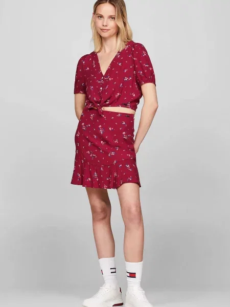 Мини джинсовая юбка Tommy Jeans в цветочек многоярусная красная