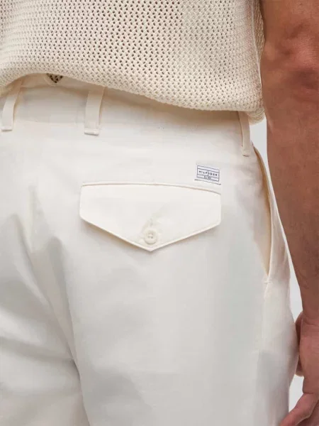 Spodnie o kroju loose fit z zakładkami w pasie Tommy Hilfiger białe